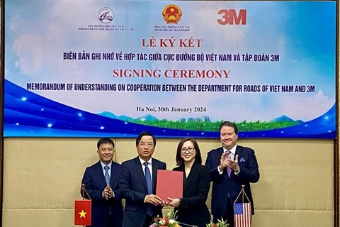 Заместитель директора DRVN Нгуен Мань Тханг (второй слева) и директор по Юго-Восточной Азии корпорации 3M Мейбл Лоу (второй справа) подписывают меморандум о взаимопонимании 30 января. (Фото: ВИA)