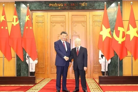 Генеральный секретарь ЦК Коммунистической партии Вьетнама Нгуен Фу Чонг (справа) и генеральный секретарь ЦК Коммунистической партии Китая, председатель КНР Си Цзиньпин фотографируются вместе на переговорах 12 декабря 2023 года в рамках государственного ви