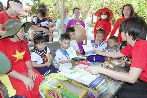 Вьетнамци, проживающие зарубежом дарят книги детям в уезде острова Чыонгша. (Фото: ВИА)