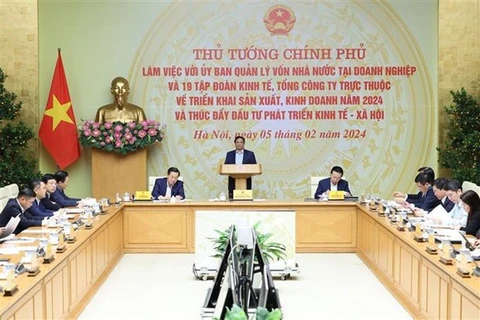 Премьер-министр Фам Минь Тьинь (стоит) выступает на рабочем совещании с Комиссией по управлению государственным капиталом на предприятиях (CMSC) и 19 группами и корпорациями, находящимися под управлением комиссии, 5 февраля. (Фото: ВИA)