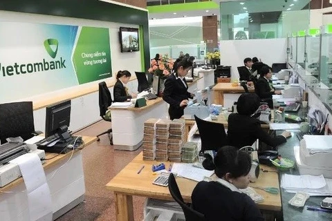 Vietcombank проводит множество рекламных программ для своих услуг по переводу денежных средств в преддверии Tэт. (Фото: ВИA)