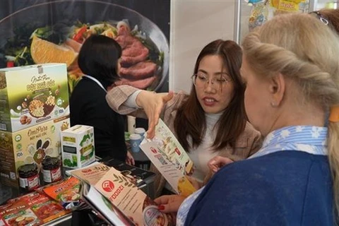 Российские покупатели проявляют свой интерес к вьетнамским продуктам питания. (Фото: ВИA) 