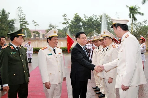 Председатель НС Выонг Динь Хюэ навестил Силы общественной безопасности провинции Нгеан и поздравил их с Тэтом. (Фото: ВИA)
