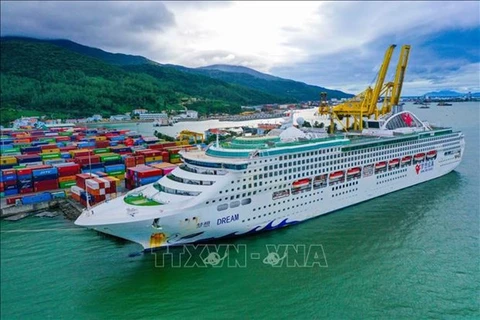 Пятизвездочный лайнер Dream Cruise, вмещающий более 2016 пассажиров, прибыл в порт Тьенща. (Фото: ВИA).