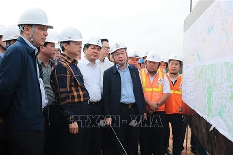 Вице-премьер Чан Хонг Ха посещает строительную площадку линии электропередач в общине Намтхань, уезд Намдан, провинция Нгеан. (Фото: ВИA) 