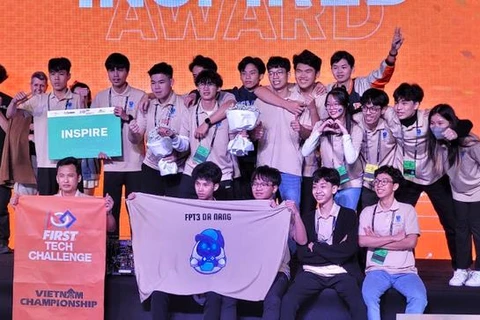 Члены команды FPT3DN.Robotown из Дананга на соревнованиях по робототехнике FIRST® Tech Challenge (FTC) Vietnam 2023-2024 (Фото: laodong.vn) 