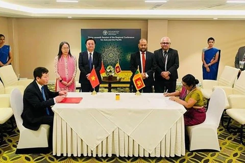 Во время подписания совместного плана работы по сельскохозяйственному сотрудничеству на период 2024-2026 гг. между Вьетнамом и Шри-Ланкой (Фото: Посольство Вьетнама в Шри-Ланке)