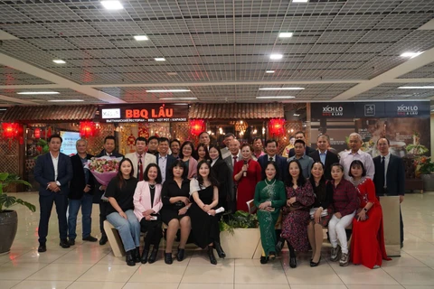 Члены Ассоциации вьетнамских врачей, фармацевтов в России и гости позируют для фотографии на память. (Фото: ВИА) 