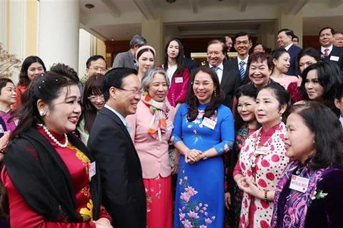 Президент Во Ван Тхыонг (спереди, второй слева) и представители интеллигенции, ученые и творческие деятели на собрании в Ханое 29 февраля (Фото: ВИA)