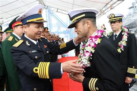Делегация двух кораблей Морских сил самообороны Японии (MSDF) приветствуется в портовом городе Хайфон на севере Вьетнама (Фото: ВИA)