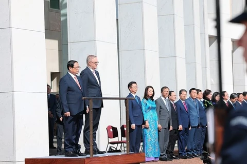 Премьер-министр Фам Мин Тьинь (первый слева) и его австралийский коллега Энтони Альбанезе (второй слева) на церемонии приветствия в Канберре утром 7 марта. (Фото: ВИA)