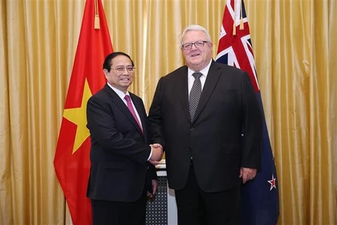 Премьер-министр Вьетнама Фам Минь Тьинь (слева) и спикер парламента Новой Зеландии Джерри Браунли на встрече в Веллингтоне 11 марта (Фото: ВИА)