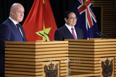 Премьер-министр Вьетнама Фам Минь Тьинь (справа) и его коллега, премьер-министр Новой Зеландии Кристофер Люксон, сопредседатели пресс-конференции в Веллингтоне 11 марта. (Фото: ВИА)
