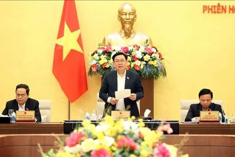 Председатель НС Выонг Динь Хюэ выступает на церемонии закрытия 30-й сессии Постоянного комитета НС (Фото: ВИА) 