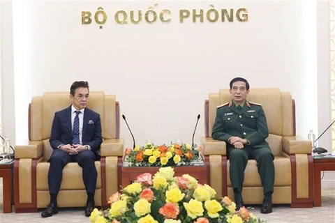  Министр национальной обороны, генерал Фан Ван Жанг (справа) принимает уходящего посла Таиланда во Вьетнаме Никорндея Баланкура. (Фото: ВИA) 