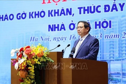 Премьер-министр Фам Минь Тьинь выступает на совещании по развитию социального жилья 16 марта. (Фото: ВИA)