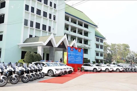 Автомобили, подаренные Министерством общественной безопасности Вьетнама Министерству общественной безопасности Лаоса во Вьентьяне 18 марта. (Фото: ВИA)