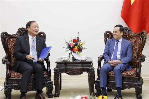 Заместитель премьер-министра Чан Лыу Куанг (справа) принимает президента Корейского агентства международного сотрудничества (KOICA) Чан Вон-сэма в Ханое 19 марта (Фото: ВИA)