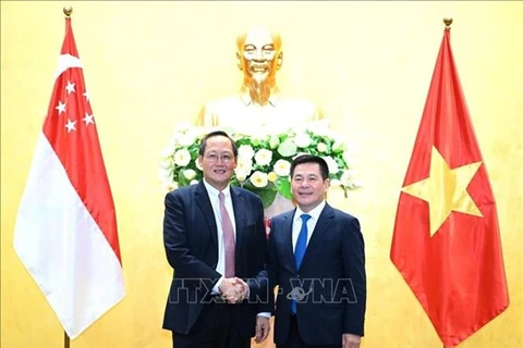 Министр промышленности и торговли Вьетнама Нгуен Хонг Зиен (справа) и второй министр торговли и промышленности Сингапура Тан Си Ленг. (Фото: ВИA)