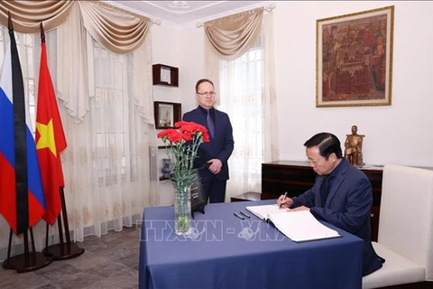 Вице-премьер Чан Хонг Ха делает запись в книге соболезнований (Фото: ВИA)