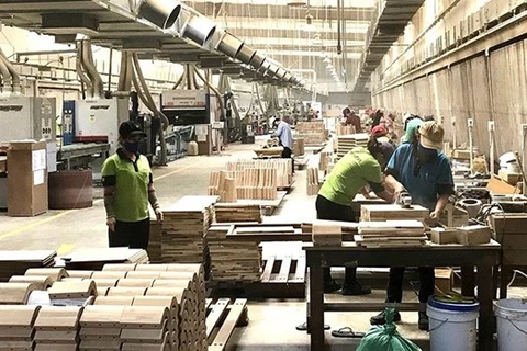 Рабочие компании Woodmax Co. Ltd. (Фото: nhandan.vn) 