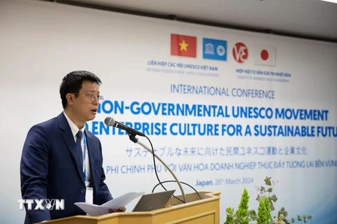 Генеральный секретарь Азиатско-Тихоокеанской федерации клубов и ассоциаций ЮНЕСКО профессор Юдзи Судзуки выступает на мероприятии. (Фото: ВИA) 