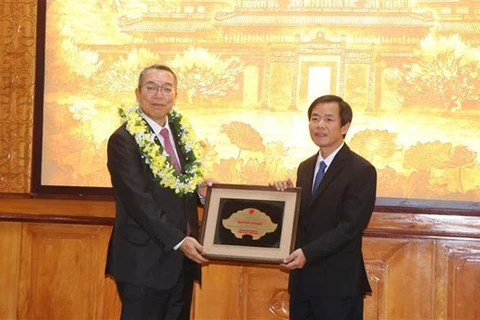 Председатель Народного комитета провинции Тхыахиен - Хюэ Нгуен Ван Фыонг (справа) вручает звание Тадаши Хаттори.(Фото: ВИА) 