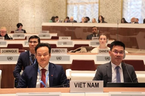 Посол Май Фан Зунг (слева), постоянный представитель Вьетнама при ООН в Женеве (Фото: ВИA)