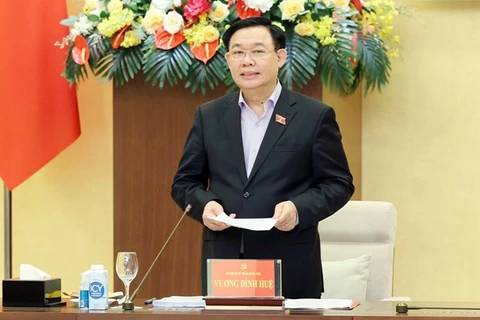 Председатель НС Выонг Динь Хюэ выступает на встрече партийной делегации НС с постоянным советом парткома провинции Нгеан 29 марта. (Фото: ВИA)