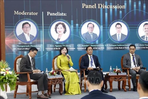  Губернатор Государственного банка Вьетнама Нгуен Тхи Хонг (вторая слева) выступает на мероприятии. (Фото: ВИA) 