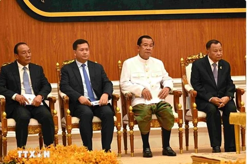 Председатель Народной партии Камбоджи и председатель Высшего консультативного совета короля Камбоджи Самдеш Течо Хун Сен (второй справа) на первом заседании Сената Камбоджи 5-го созыва. (Фото: AKP/ВИA)