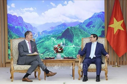 Премьер-министр Фам Минь Тьинь (справа) принимает посла Франции Оливье Броше в Ханое 4 апреля. (Фото: ВИA)