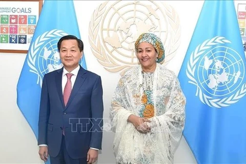 Заместитель премьер-министра Ле Минь Кхай (слева) и заместитель генерального секретаря ООН Амина Мохаммед. (Фото: ВИA) 