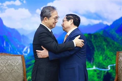Премьер-министр Фам Минь Тьинь (справа) и покидающий свой пост посол Японии во Вьетнаме Ямада Такио. (Фото: ВИA)