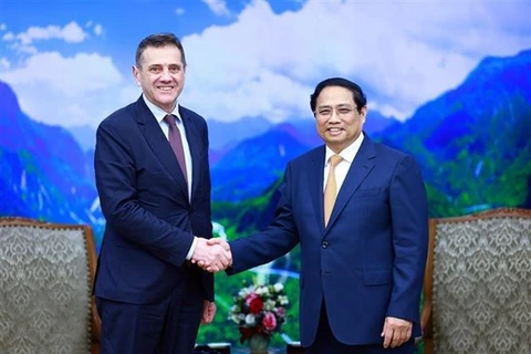 Премьер-министр Фам Минь Тьинь (справа) и новый посол Болгарии во Вьетнаме Павлин Тодоров на встрече в Ханое 11 апреля. (Фото: ВИA)