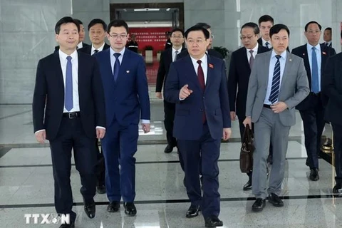 Председатель НС Выонг Динь Хюэ посещает Шанхайскую зону свободной торговли (Фото: ВИA)