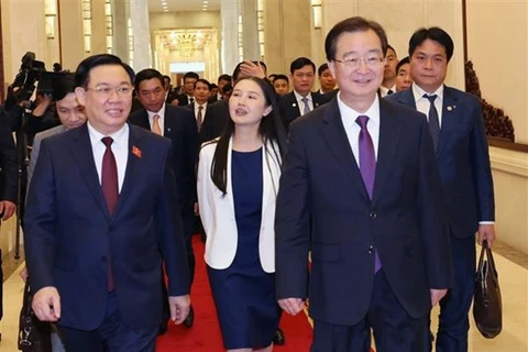 Секретарь парткома провинции Юньнань Ван Нин (справа) приветствует председателя НС Выонг Динь Хюэ. (Фото: ВИA)