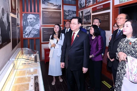 Председатель Национального собрания (НС) Выонг Динь Хюэ посещает комплекс исторических памятников президента Хо Ши Мина в городе Куньмин (Фото: ВИA)
