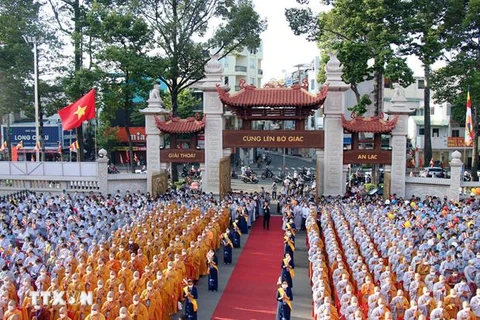 Последователи буддизма собираются на церемонии, посвященной дню рождения Будды, во вьетнамской пагоде Куок Ту в Хошимине 1 июня 2023 года. (Фото: ВИA)