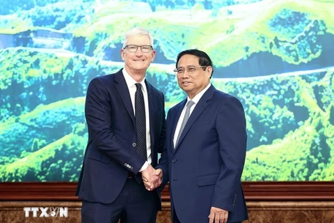 Премьер-министр Фам Минь Тьинь (справа) и генеральный директор Apple Тим Кук в Ханое 16 апреля (Фото: ВИA)