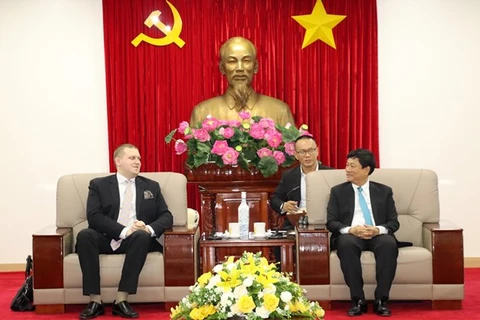 Председатель Народного комитета провинции Во Ван Минь (справа) и директор Глобальной экономической сети BWA Урс Ункауф. (Фото: ВИA)