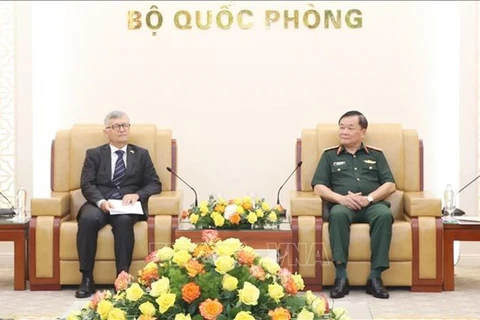 Заместитель министра национальной обороны генерал-полковник Хоанг Суан Чиен (справа) и посол Польши во Вьетнаме Александр Сурдей (Фото: ВИA)