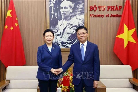 Министр юстиции Ле Тхань Лонг (справа) принимает своего китайского коллегу Хэ Ронга в Ханое 19 апреля. (Фото: ВИA)