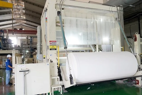 Компания Xuan Mai Paper Company Limited в промышленном парке Хиепфыок использует современное оборудование для обеспечения чистоты производства и сокращения выбросов (Фото: nhandan.vn)