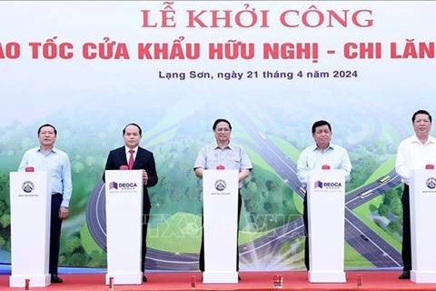  Премьер-министр Фам Минь Тьинь (в центре) на церемонии начала строительства скоростной автомагистрали Хыунги - Чиланг. (Фото: ВИA) 