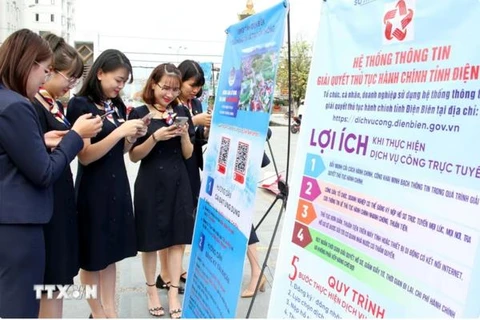 Чиновники и сотрудники учреждений в северной провинции Дьенбьен устанавливают приложение "Dien Bien Smart" и пользуются государственными услугами в режиме онлайн. (Фото: ВИA)
