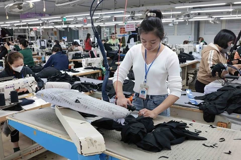 Внутри швейной и текстильной компании в районе Фубинь, провинция Тхайнгуен. (Фото: ВИA)