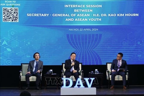Генеральный секретарь АСЕАН Као Ким Хурн (в центре) во время диалога с молодежью АСЕАН. (Фото: ВИA)