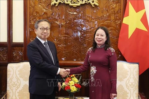 Исполняющая обязанности президента государства Во Тхи Ань Суан (справа) принимает посла Японии во Вьетнаме Ямаду Такио. (Фото: ВИA)