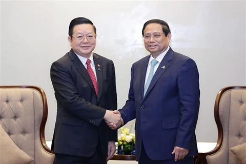 Премьер-министр Фам Минь Тьинь (справа) принимает Генерального секретаря АСЕАН Као Ким Хорна. (Фото: ВИА) 